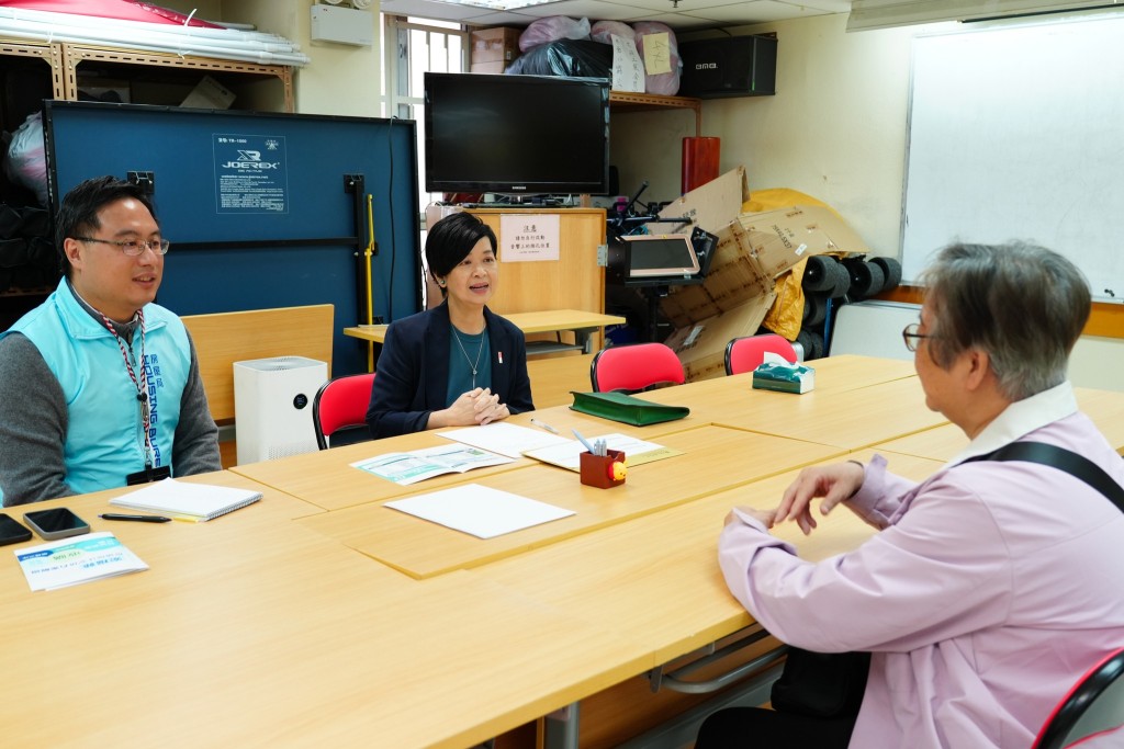 何永賢和負責「特設銷售計劃」的同事仔細聆聽業主想法。何永賢fb 何永賢和負責「特設銷售計劃」的同事仔細聆聽業主想法。何永賢fb