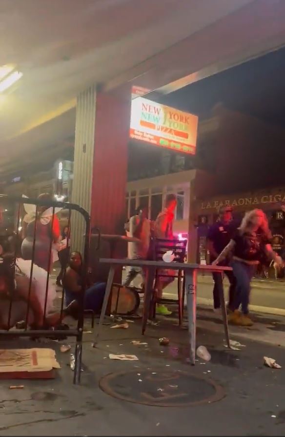影片显示枪击案发生时，大批酒客涌出街头逃生。Ｘ