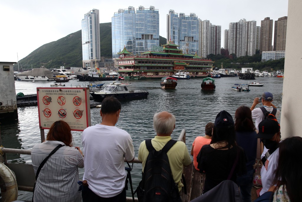 市民送別珍寶海鮮舫。