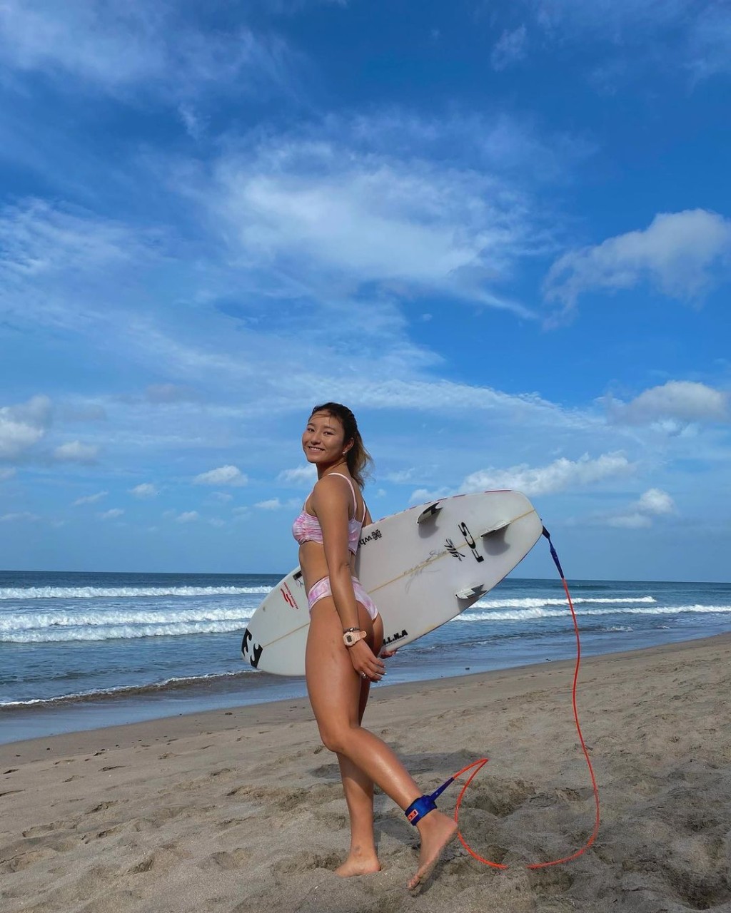 松田熱愛衝浪。