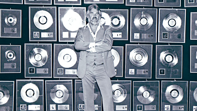 SKH Music上载Kenny黑白照公布其死讯。