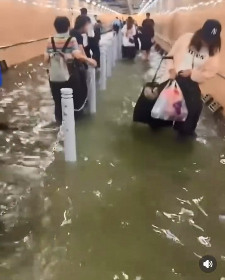 香園圍口岸一條行人隧道水浸,多名市民涉水而行,非常狼狽。網上片段截圖 香園圍口岸一條行人隧道水浸,多名市民涉水而行,非常狼狽。網上片段截圖