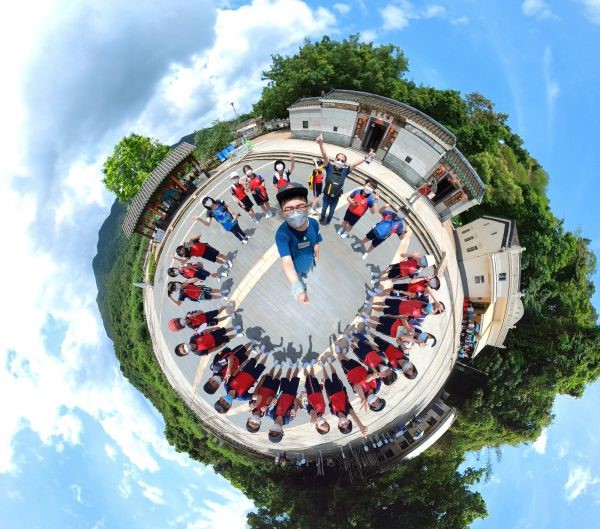 廣東道官立小學於荔枝窩廣場前，以特別鏡頭拍攝360°全景畫面合照。