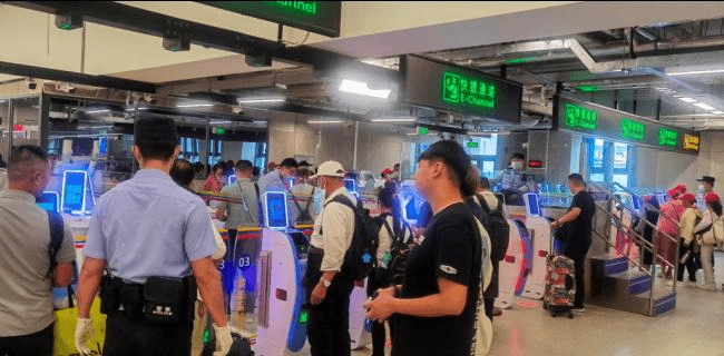 10月2日香港国庆假期最后一天，皇岗边检共验放出入境人员23万人次。