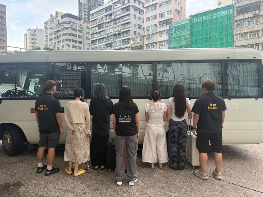 行動中拘捕8名內地女子及一名外籍女子。警方圖片 行動中拘捕8名內地女子及一名外籍女子。警方圖片