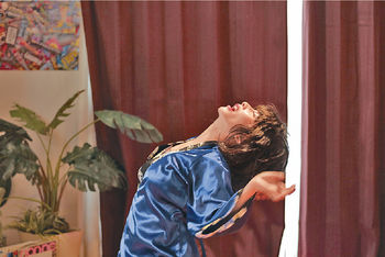 ■何超儀拗身呻吟。