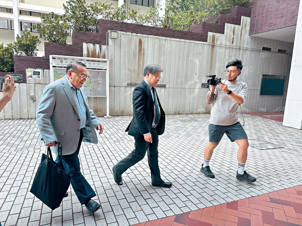 校委會會議歷時不足半小時，會後石禮謙（左）與田之楠一同離開，未回應記者提問。