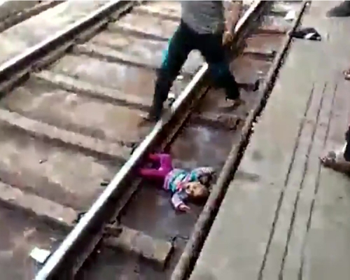 一名女嬰跌落路軌,火車經過後奇迹倖存。(網圖)