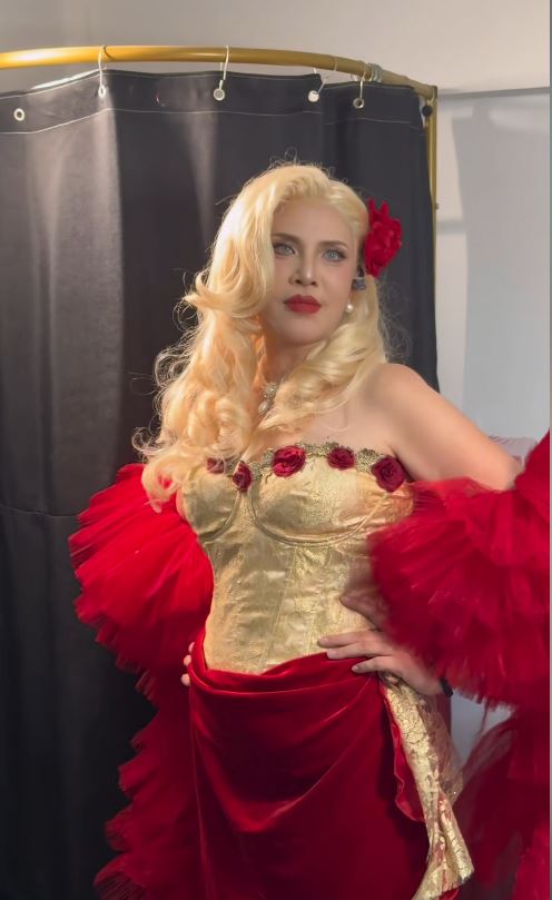 那藝娜最初以扮俄羅斯人走紅。