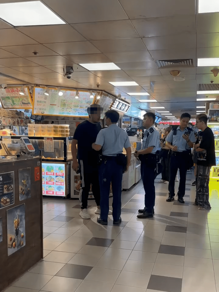 男警當時表現冷靜,又向黑衣男講述自己的警員編號。 男警當時表現冷靜,又向黑衣男講述自己的警員編號。