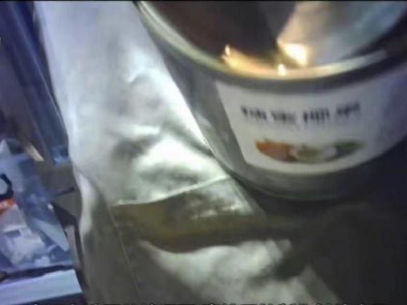 职员将垃圾桶中的东西拿出来后，未有洗手就去制作新的饮品。