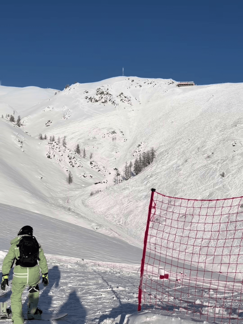 雪崩後眾人上前試圖搜索。小紅書:S_王爷沈点心 雪崩後眾人上前試圖搜索。小紅書:S_王爷沈点心