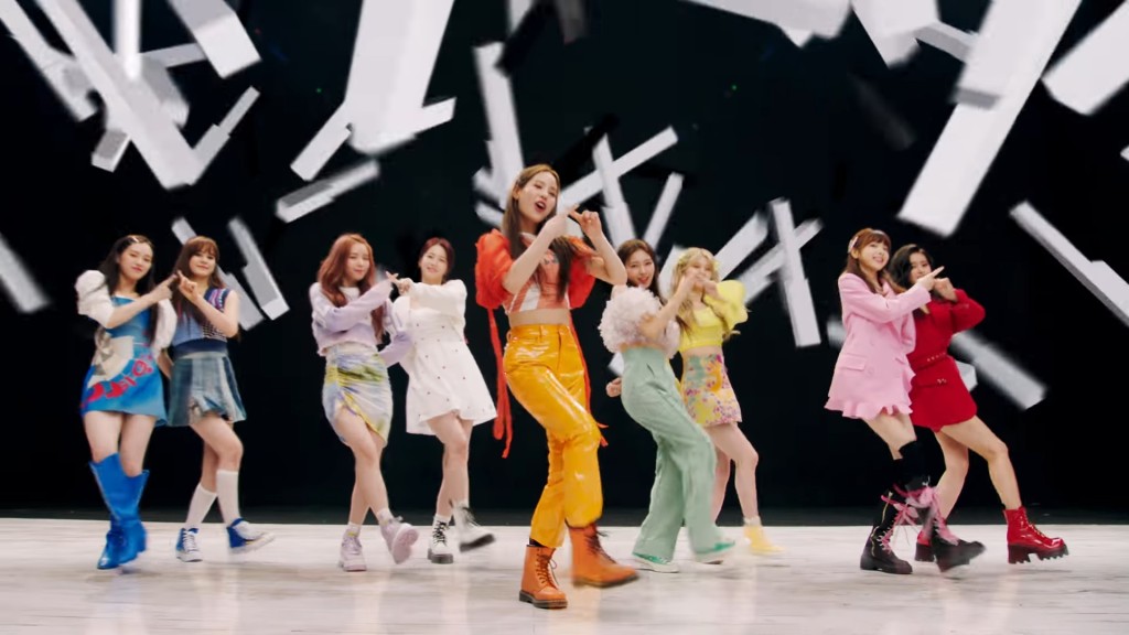 NiziU全員造型色彩繽紛好有活力。