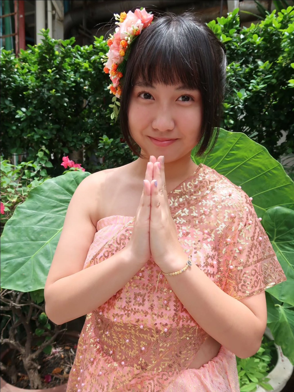 楊鎧凝換上粉金色泰國傳統服裝合十拍照,體驗當地文化。 楊鎧凝換上粉金色泰國傳統服裝合十拍照,體驗當地文化。