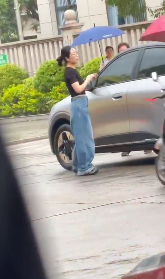 女司机又踢又掴男保安，被对方反手“兜巴星”还击。抖音＠行则将至