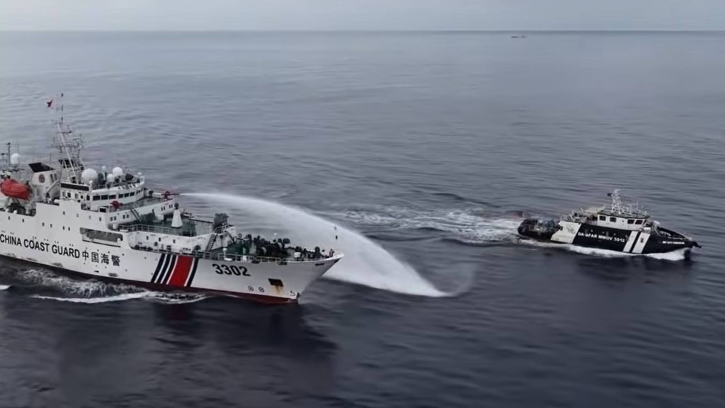 菲律賓2公務船闖黃岩島海域，被中國海警噴射水砲依法驅離。 央視新聞