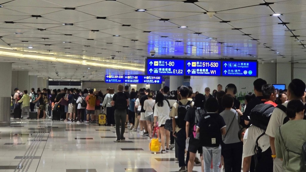大批外遊市民返港 ,機場捷運系統「成公里人龍」等候。圖片來源:HK Express 香港快運及旅行資訊關注組