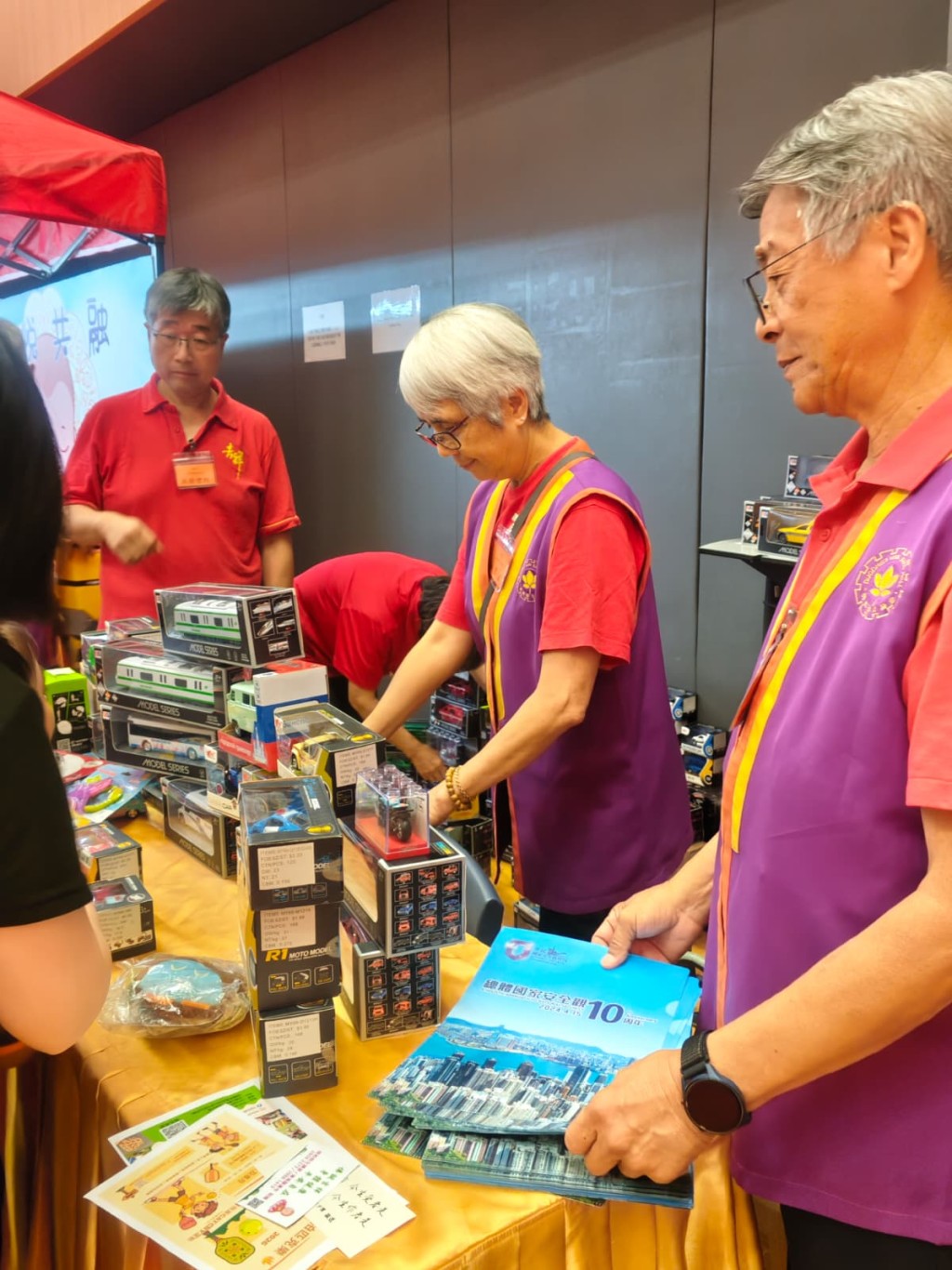 活動義工派發獎品的同時送贈全民國家安全教育日資料夾。