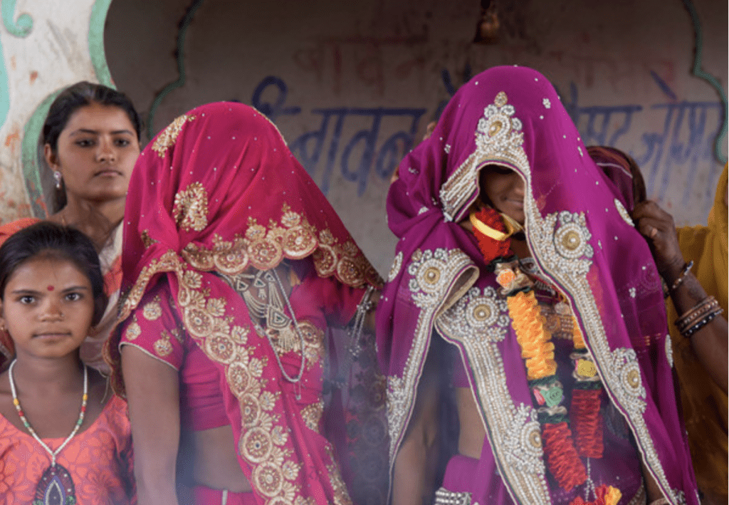 許多分析認為，印度童婚問題有兩大根源，一個是印度教文化中的男尊女卑，一是貧困問題。