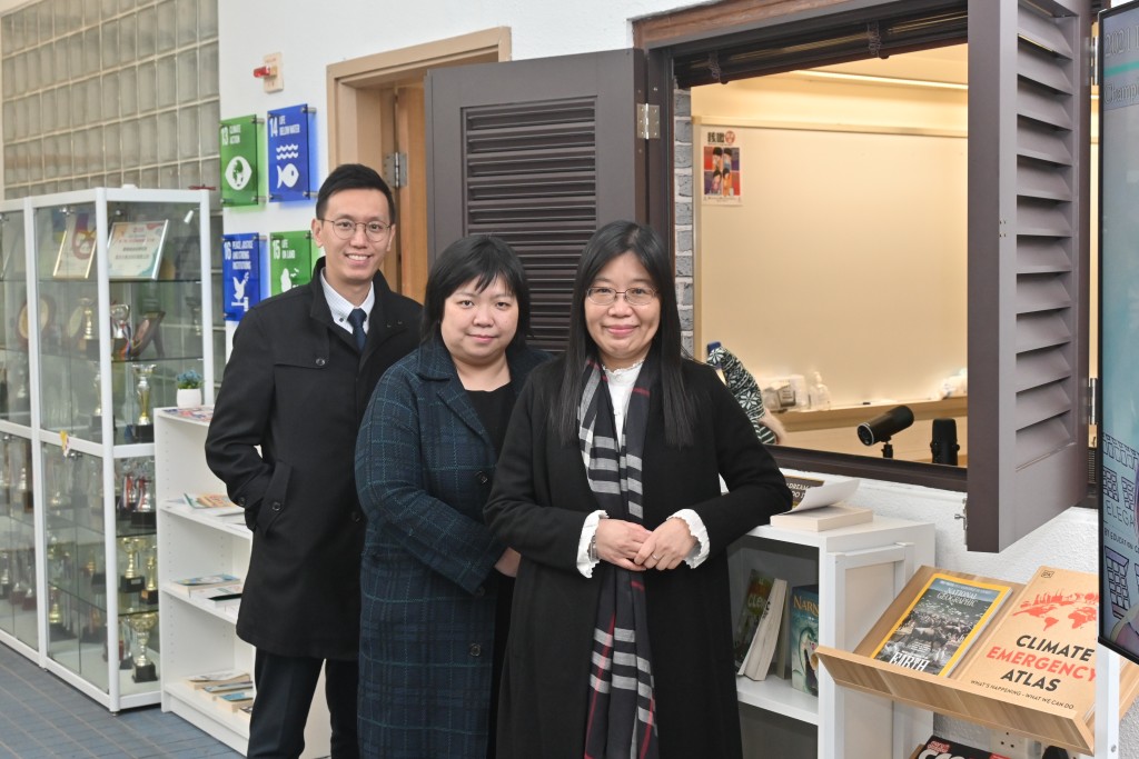 （右起）校長陳玉燕、助理校長梁惠君及英文科科主任關旭初期望透過不同活動，提升學生對英語的信心和水平。