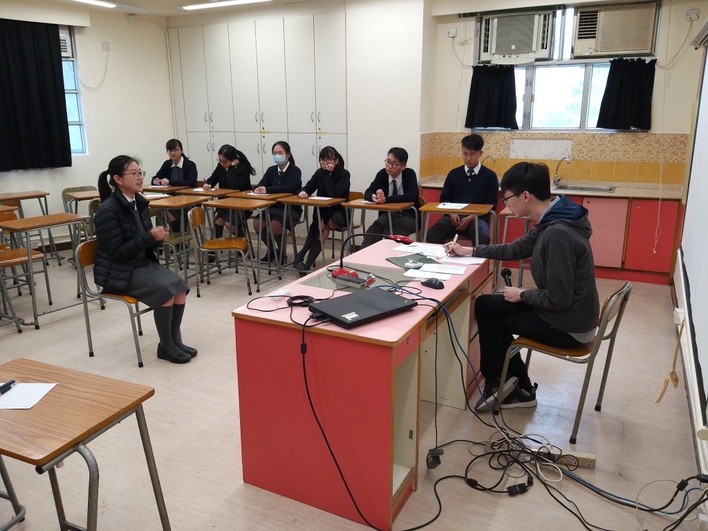 循道中學中六生參加模擬面試。