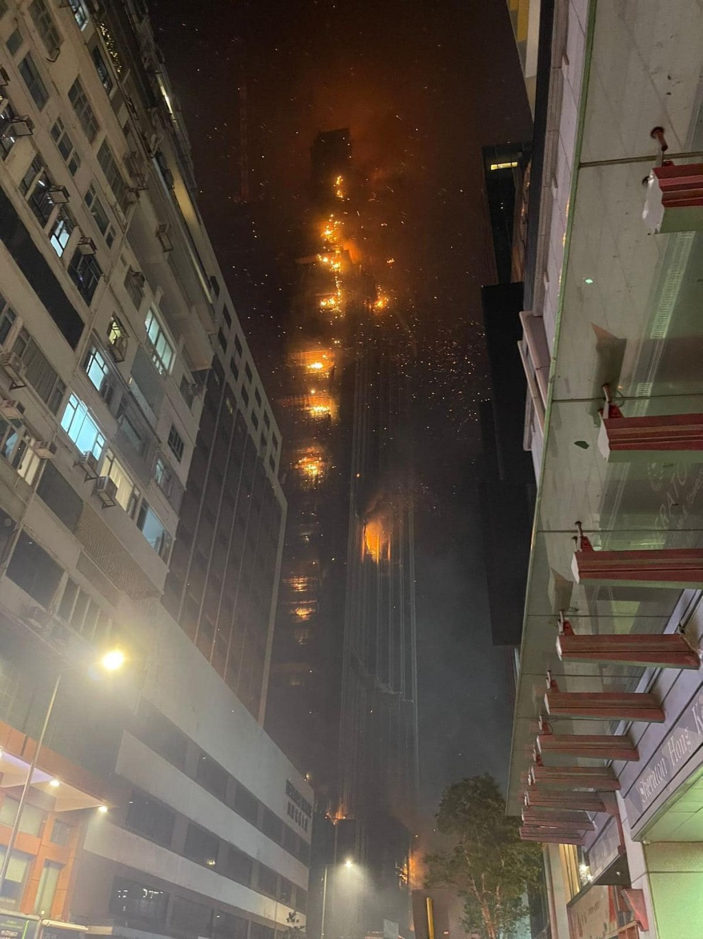 火警位於工地大廈49樓的頂層位置，其後蔓延。消防處FB