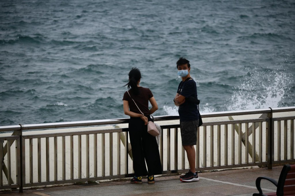有市民觀浪。