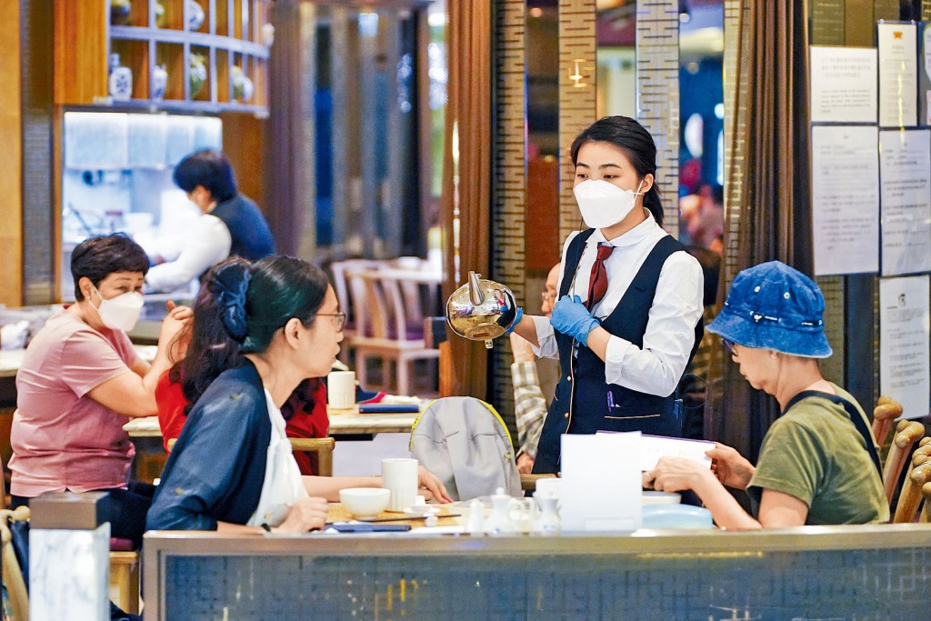 張宇人認為，飲食業缺人令本來辛苦的行業更辛苦，嚇怕了人，完全是惡性循環。