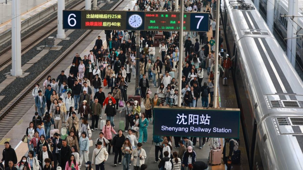 「五一」假期首日，全國跨域流動3.4億人次同比增3.4%。中新社