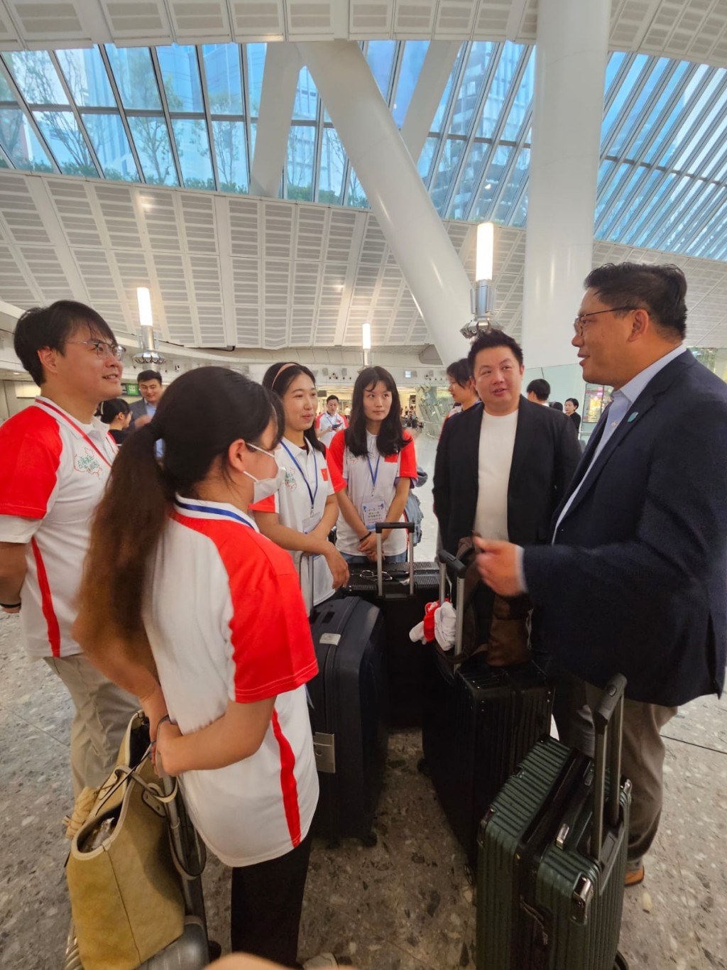 民政及青年事务局副局长梁宏正日前到西九站送行一批赴京的大学实习生。（民青局fb图片）