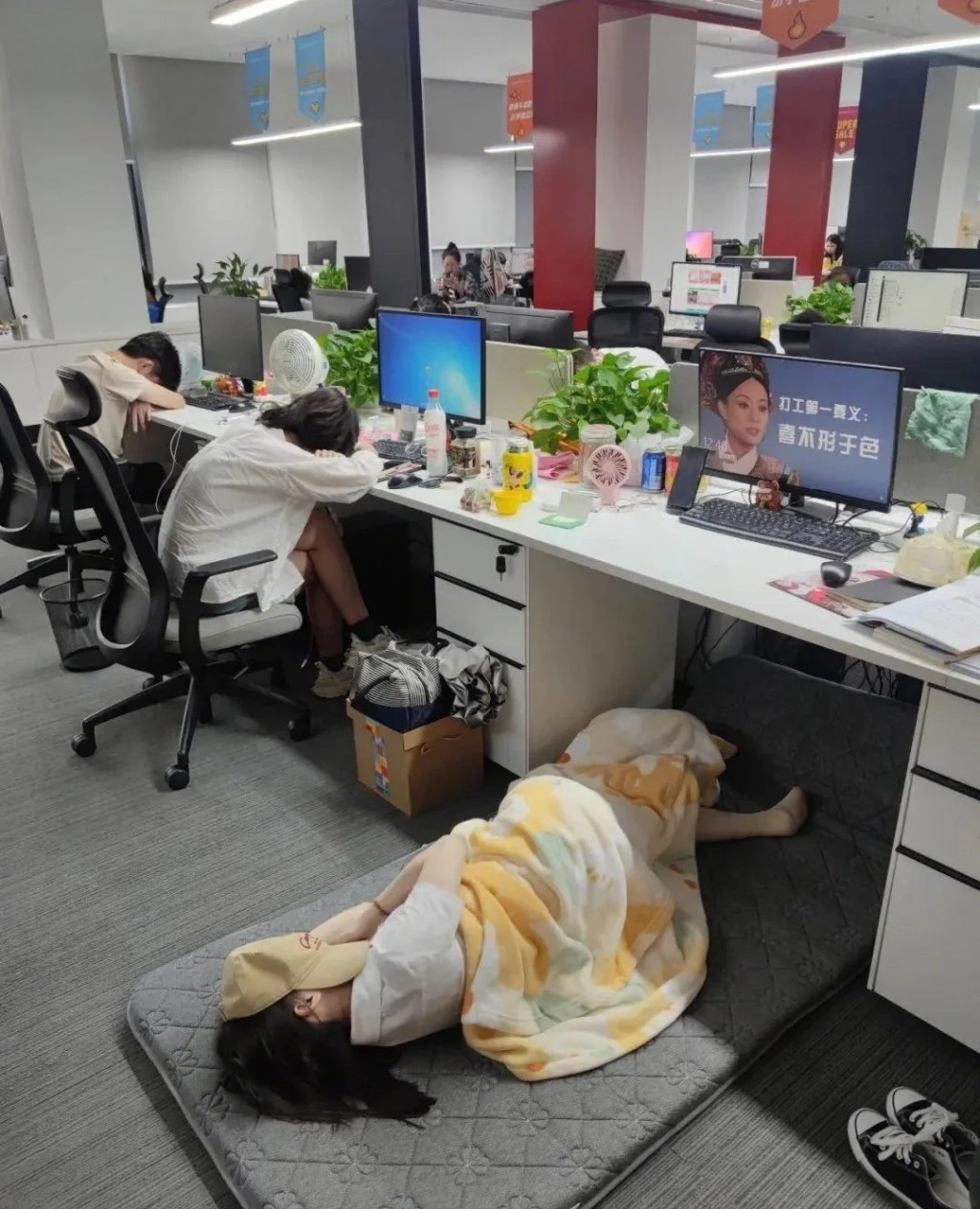 内地学校或办公室也维持午睡的习惯。小红书＠千博家具