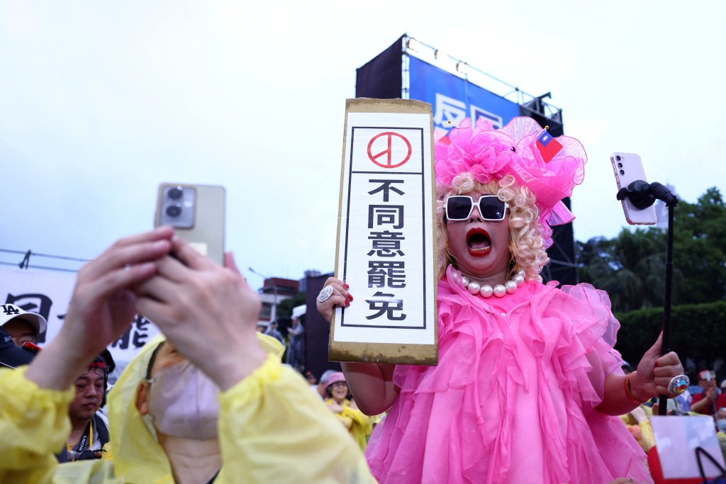 國民黨呼籲民眾投下不同意罷免選票。路透社