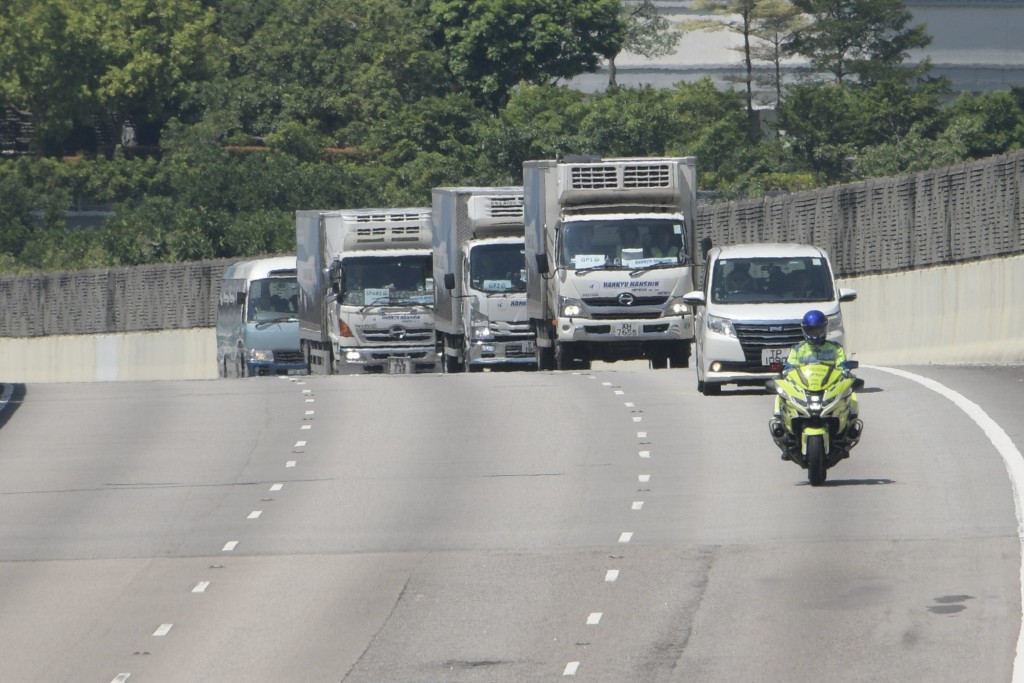 大熊貓運送往海洋公園途中，獲警察開路。劉駿軒攝