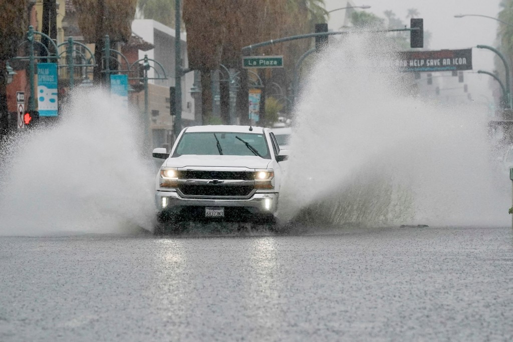 南加州部份地區水浸，汽車駛過水花四濺。路透社