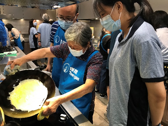 煤氣公司與香港聖公會福利協會合作，推出「煮播2.0」計劃，讓患有輕度認知障礙的長者在烹煮過程中同時進行認知訓練。