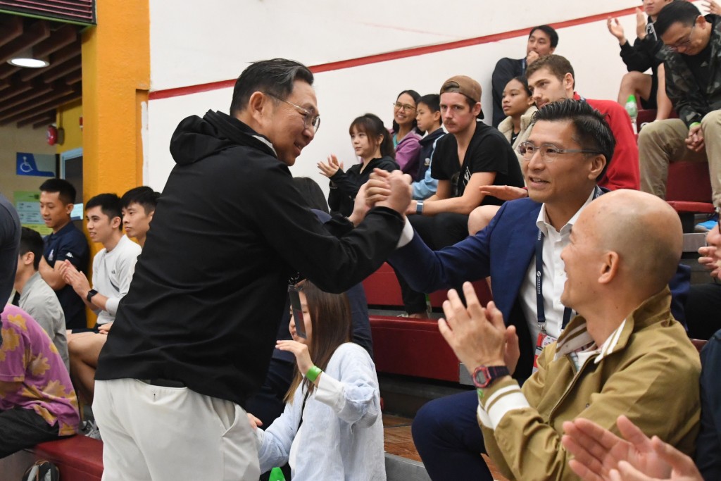 梅應源與壁總主席邱達根握手慶祝。