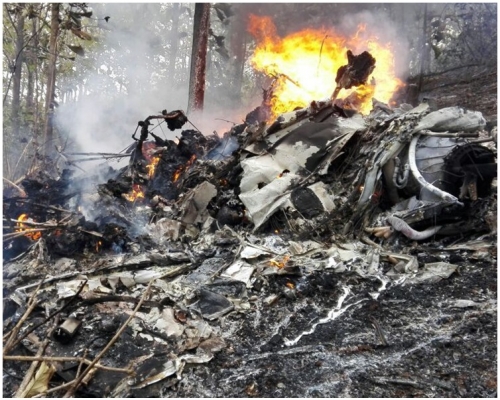 飞机残骸仍著火燃烧。AP  