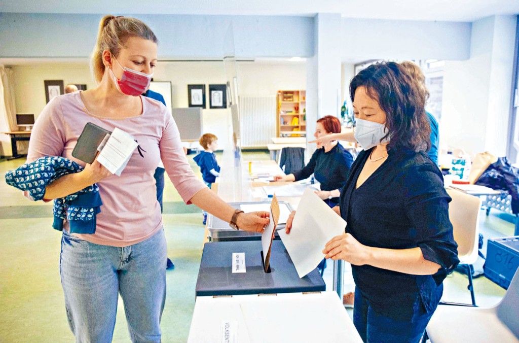 ■一名女选民在柏林一个投票站内投票。