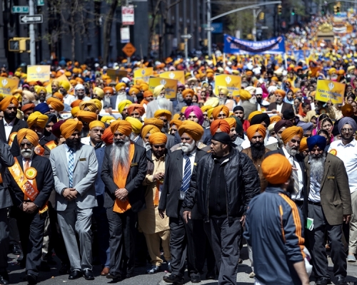 数以千计的锡克教徒挤满整条麦迪逊大道。AP