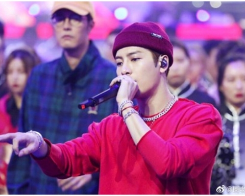 王嘉爾唱「我是中國90後」登熱搜，內地網民激讚。網圖