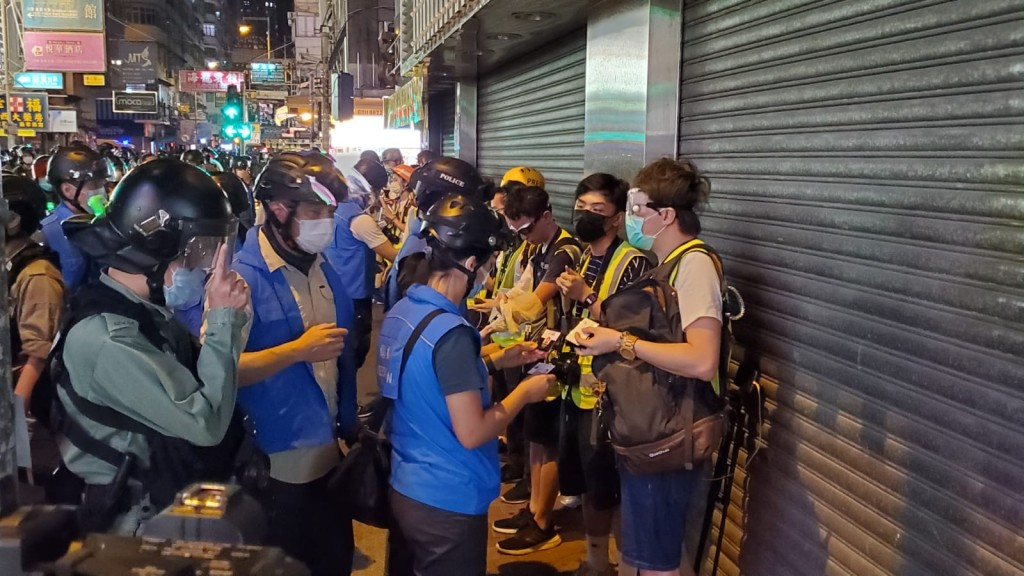 昨日旺角警方截查記者。資料圖片