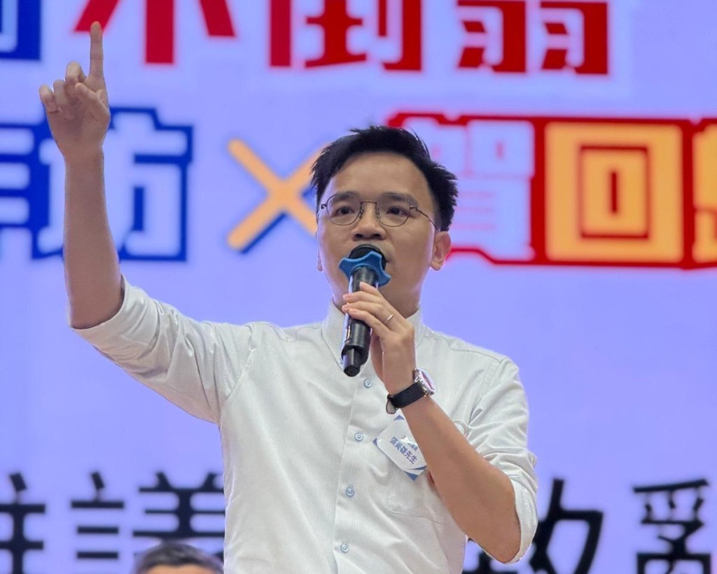 西貢區議員張美雄建議,康文署應善用日出康城旁邊的復修堆填區,興建更多休憩場所供市民及外傭使用。 西貢區議員張美雄建議,康文署應善用日出康城旁邊的復修堆填區,興建更多休憩場所供市民及外傭使用。