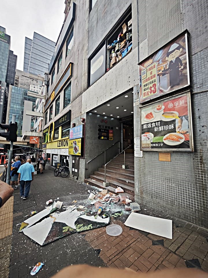 冠天閣商場一塊玻璃窗甩脫。網圖 冠天閣商場一塊玻璃窗甩脫。網圖