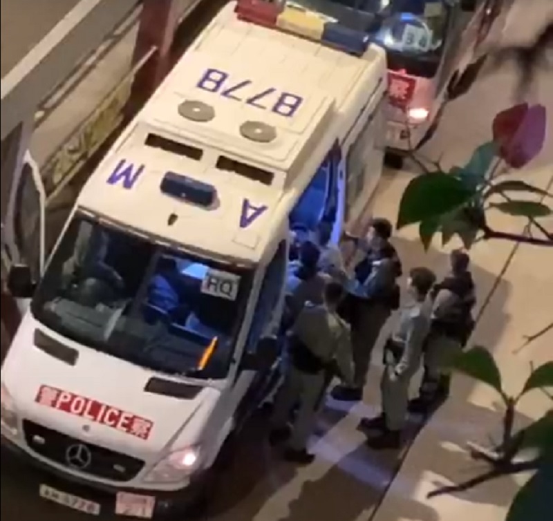 警方柴灣康翠臺制服男子帶走。Shuk Hing Chu影片截圖