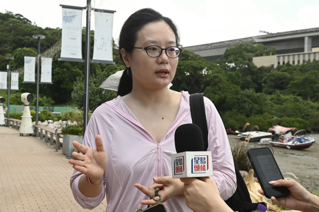 何小姐表示,她享受在步調悠閒的小島放鬆身心,並言「充電後再重新投入忙碌的工作」。 何小姐表示,她享受在步調悠閒的小島放鬆身心,並言「充電後再重新投入忙碌的工作」。