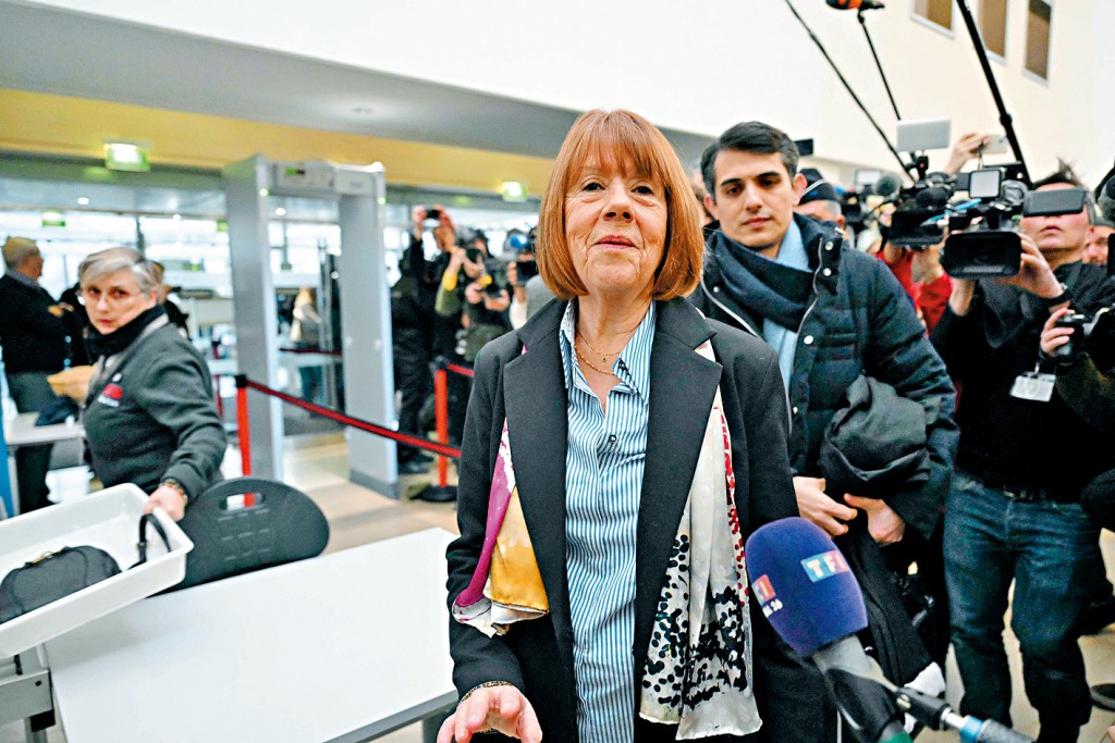 迷姦案受害婦人吉塞爾昨日由律師陪同抵達法庭。