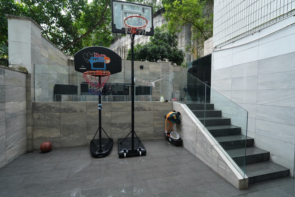 花園裝了籃球架，可在家打籃球。