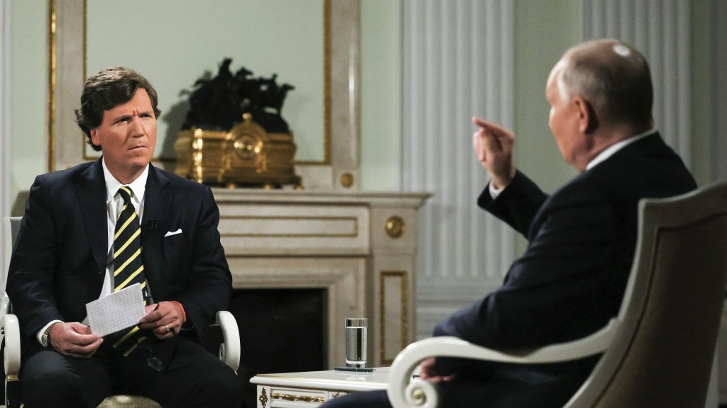 美国霍士新闻主播卡尔森（Tucker Carlson）在克里姆林宫访问普京。 美联社