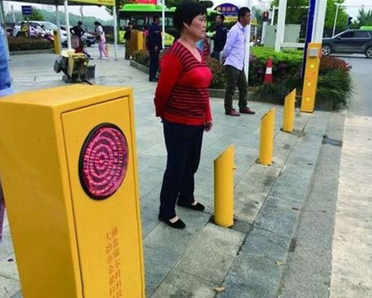 系統有人臉識別技術。