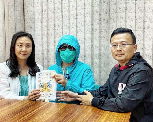 葛珮帆將支票交給傷者妻子李太。
